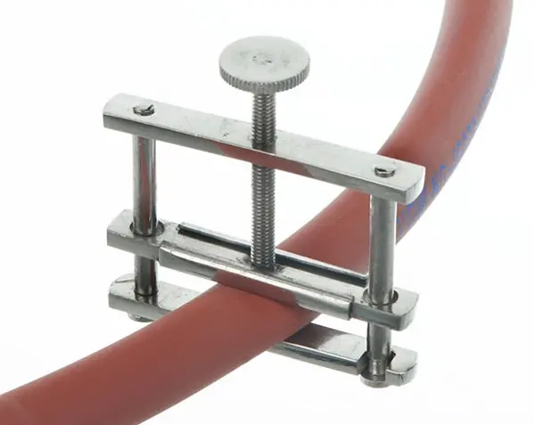 Pince clamp pour tuyaux de labo - Pinces - Flaconnage plastique