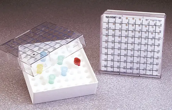 Fisherbrand™ Cajas de almacenamiento para microtubos de 100 pocillos: Boxes  Gradillas, cajas, etiquetado y cinta