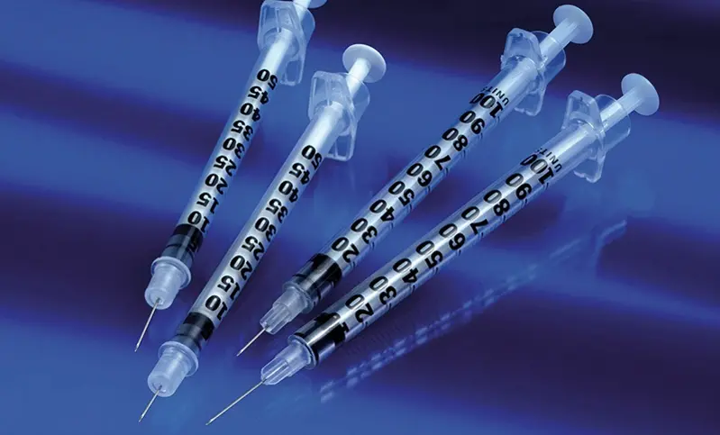 seringue à usage unique. seringue à insuline en plastique